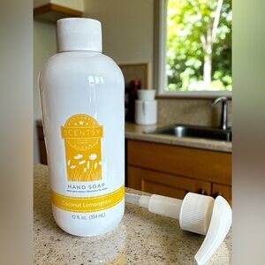 Scentsy‎ Coconut Lemongrass Handsoap with Pump
12 oz